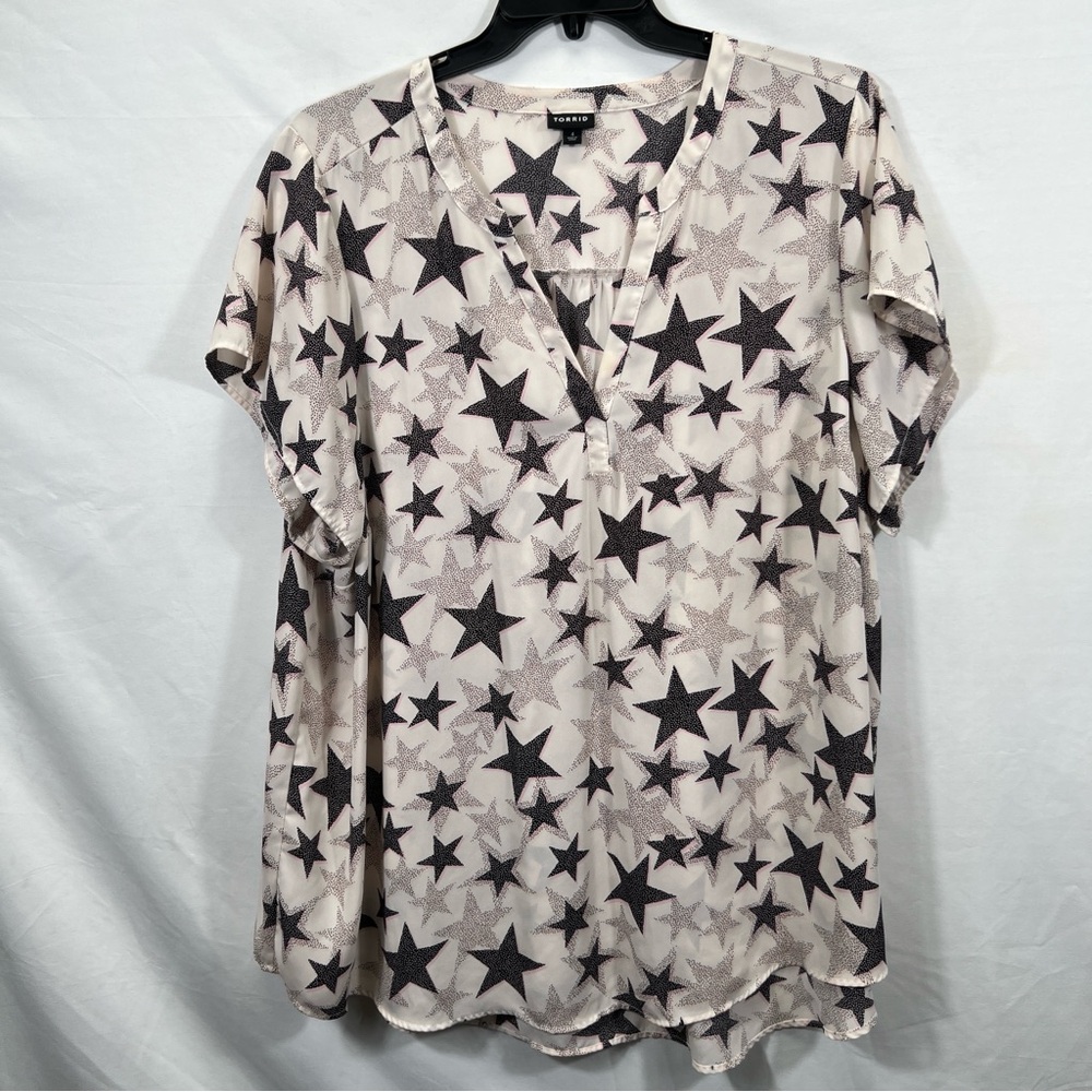 Torrid Womens Blush Multicolored Stars Short Sleeve V-Neck Blouse 0916